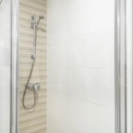 Serene & Spacious - Center By Rems Apartment